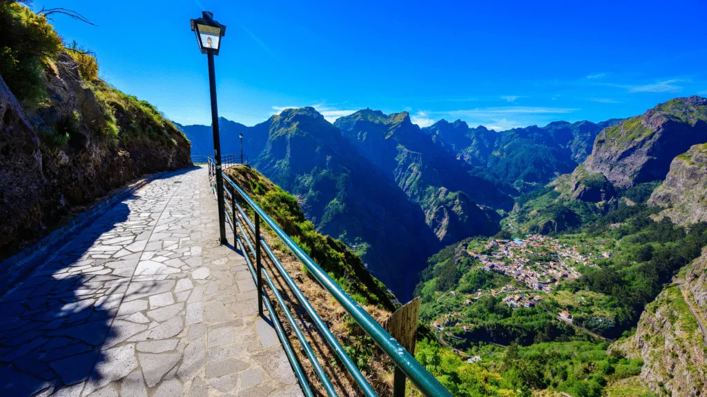 Madeira---Curral-das-Freiras---dorp---stad---bergen---uitzicht---vallei---Nonnenvallei---Eiro-do-Serrado---uitzichtpunt Madeira---Curral-das-Freiras---dorp---stad---bergen---uitzicht---vallei---Nonnenvallei---Eiro-do-Serrado---uitzichtpunt
